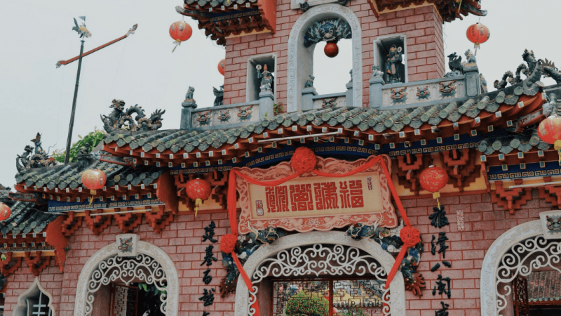 Explore Quan Cong Temple